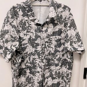 Men’s Lululemon (I believe Airing Easy) button down with pocket.